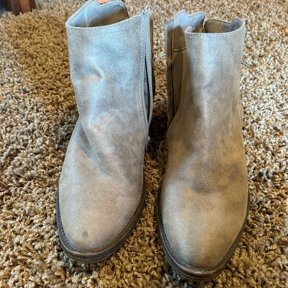Gray/brown Volatile ankle bootie. Size 9.